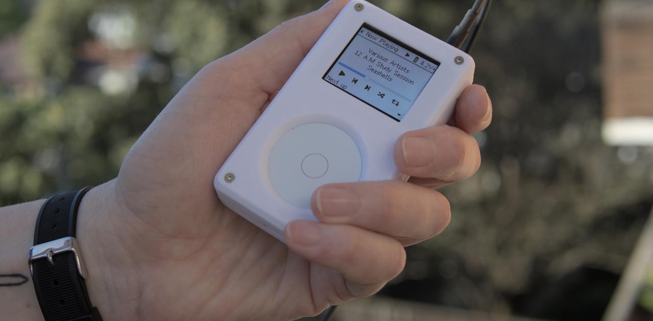 初代iPodそっくりの音楽プレーヤーで、Y2Kにワープ