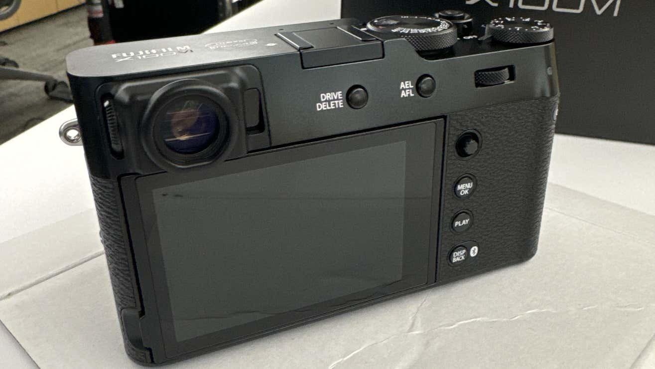 FUJIFILM X100VI」触ってきた。超キビキビ動くTikTok世代のカメラだ