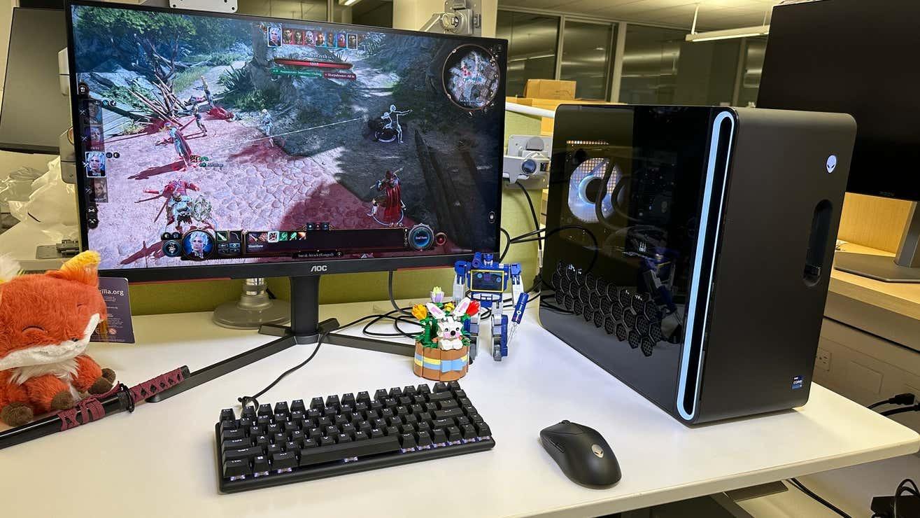 シンプルボディになったAurora R16。性能はちゃんとAlienwareだった
