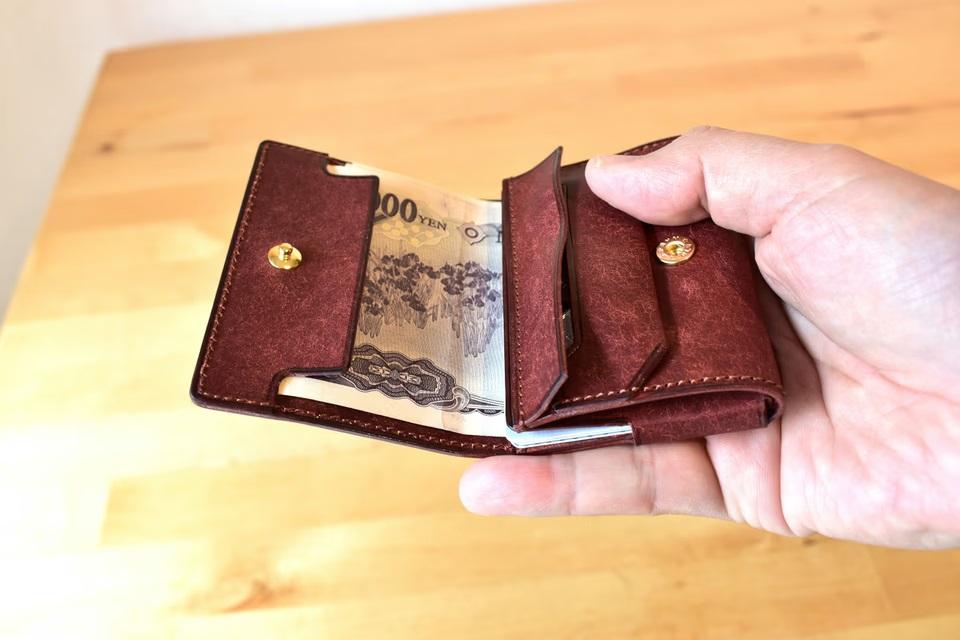 薄さを極めた三つ折り財布。カギまで入る「dritto 3 thin」を試し 薄さを極めた三つ折り財布。カギまで入る「dritto 3 thin」を試し