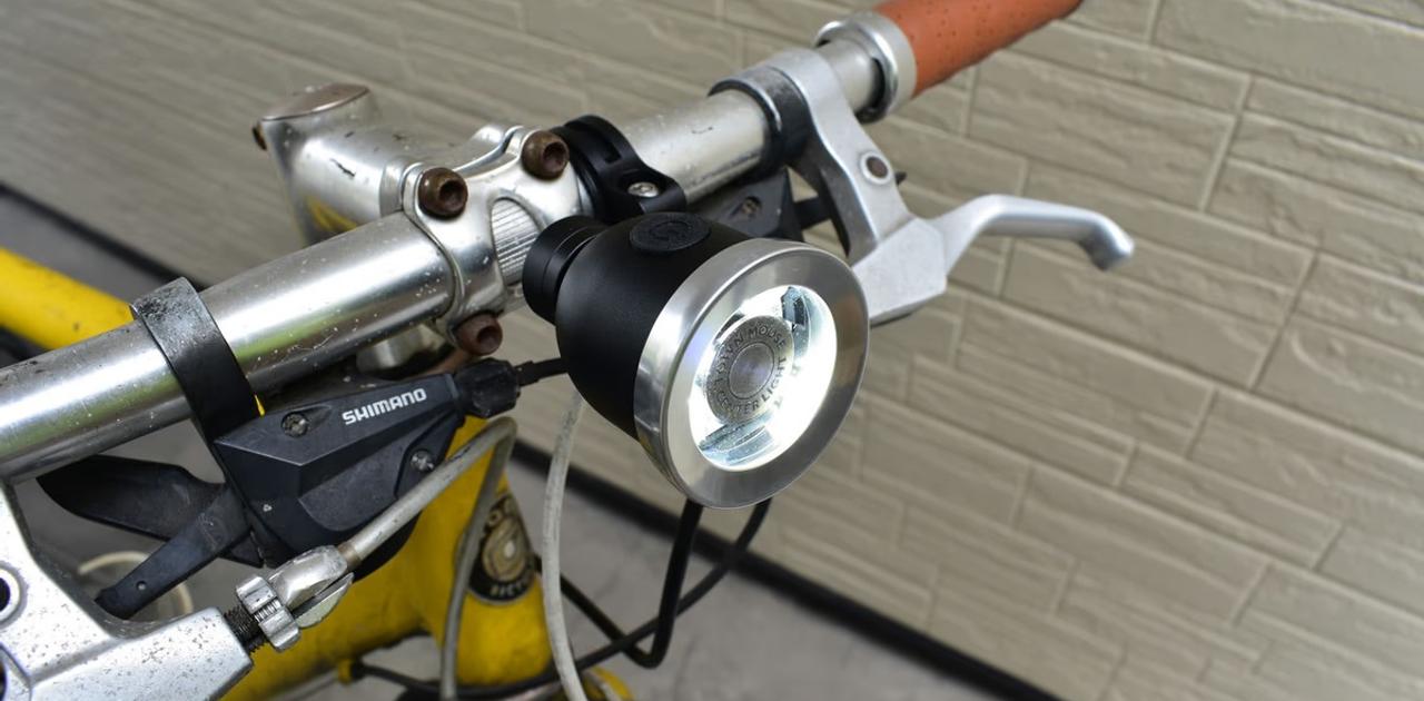 どんな自転車にもフィットするアルミニウム製ボディにシンプルなデザインの自転車用ライト｢Center Light｣を試してみた