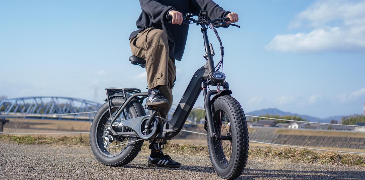 極太タイヤと無骨なフレーム。バイクにも見える折りたたみ電動アシスト自転車｢AWB02｣に乗ってみた