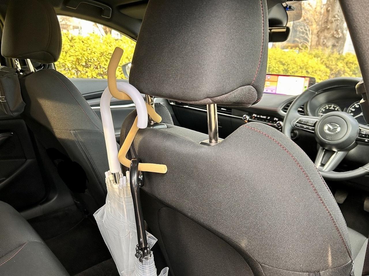 車内に傘掛けができました。自由自在に変形するフックが移動に欠かせない
