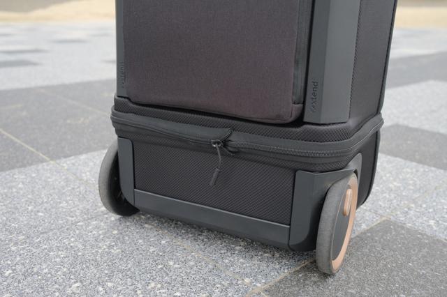 荷物が増えても大丈夫！ 最大60Lまで拡張＆大径ホイールで動きも 