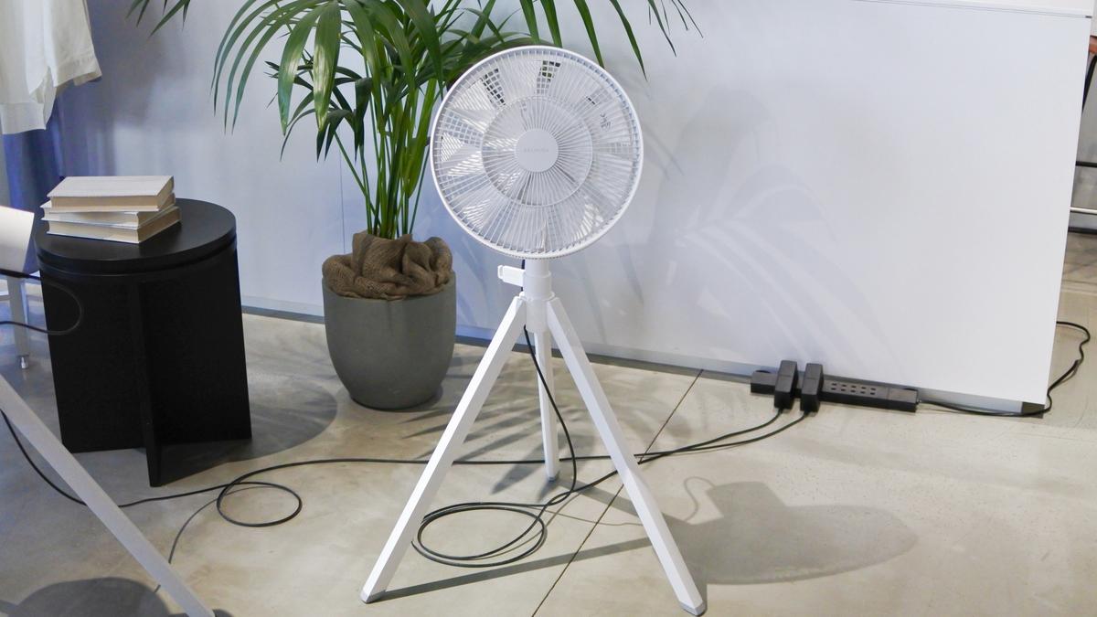扇風機とサーキュレーターが1台に。究極の「風」はバルミューダの新作 
