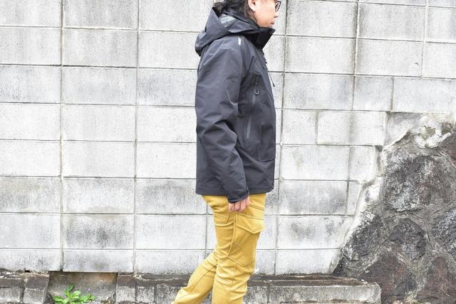 雨も弾く高い撥水性。軽くて蒸れないエアロゲル羽毛ジャケットを試して  