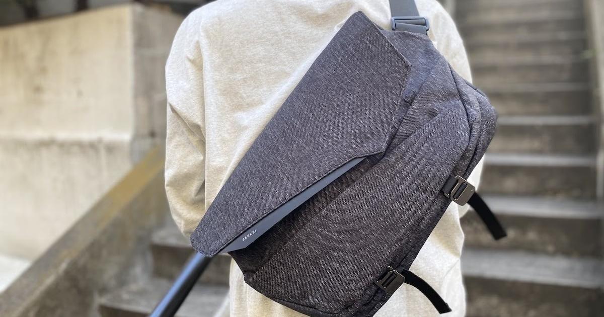 ノートPCを収納できて、容量可変式。大好評のスリングバッグ「SEKKEI 