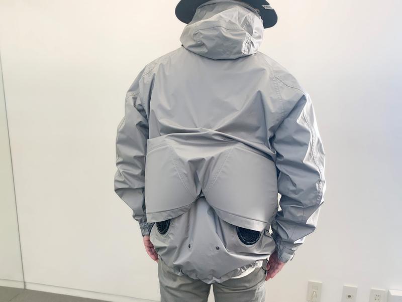 空調服とコラボしたレインジャケット。雨晴れ兼用で不快な気候に対応 