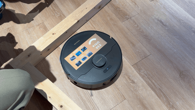 部屋のすみまできっちり拭く。モップが飛び出るロボット掃除機