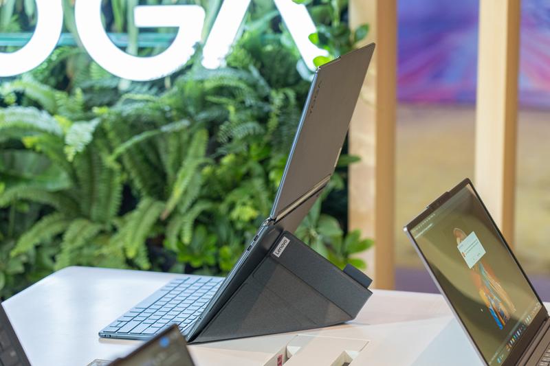 これってどうやって立ってるの？」2画面ノートPCの謎を究明してきた 