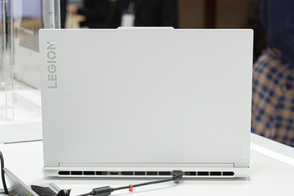 すっきりデザイン、でもパワフル。レノボの「白いゲーミングノートPC 