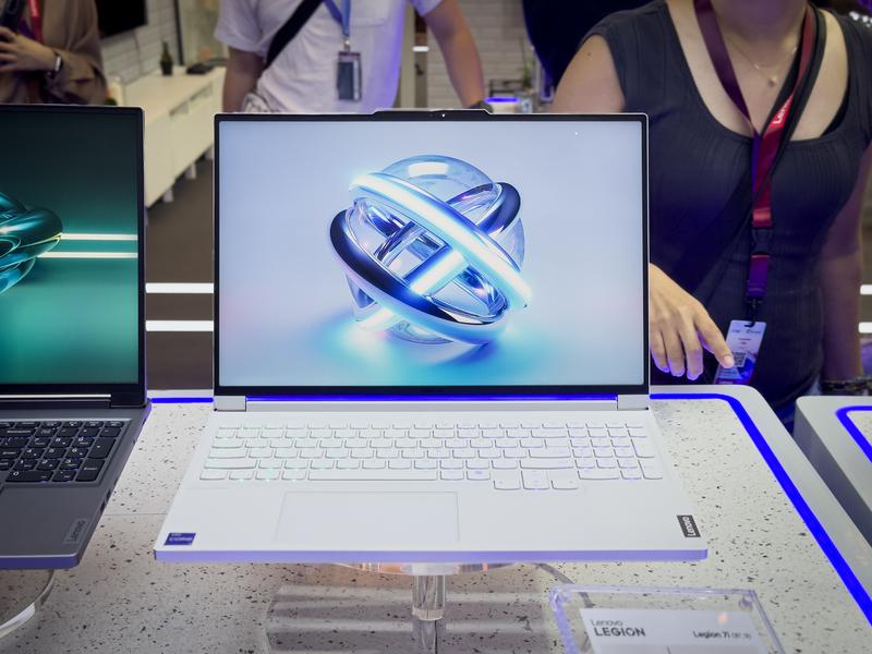 すっきりデザイン、でもパワフル。レノボの「白いゲーミングノートPC