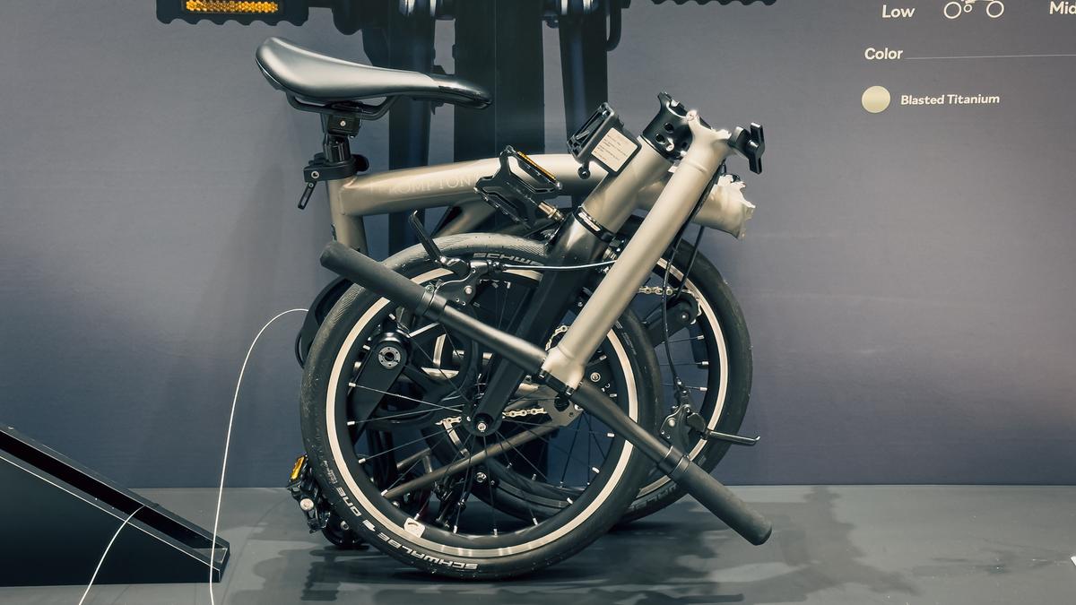 チタン製で7.9kg。片手でらくらく持ち上がる、至高の折りたたみ自転車 