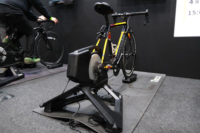 自転車をエアロバイク化する「インドアサイクルトレーナー」。おもしろ 
