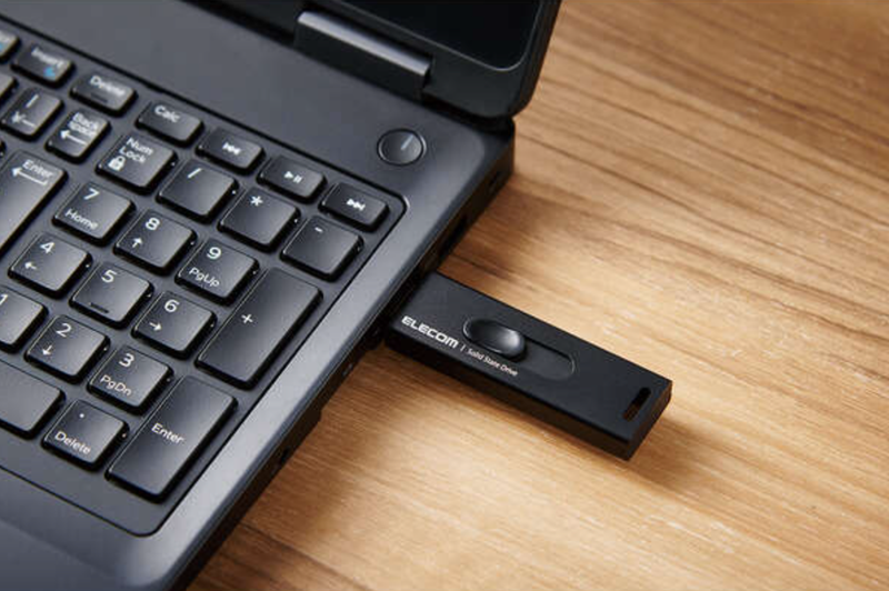 エレコムのSSD、2TBでこのサイズ。 キャップレスでフタをなくす心配が
