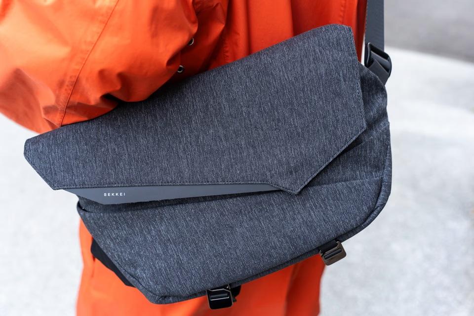 未使用 SEKKEI MX-sling ダークグレー SEKKEIシリーズより新色登場！ノートPCも収納可能、拡張できるスリング