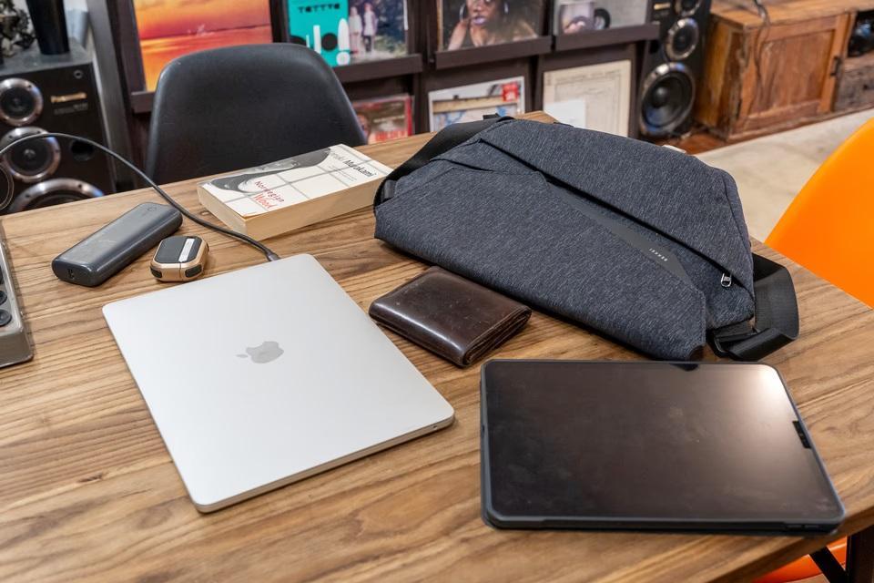 未使用 SEKKEI MX-sling ダークグレー SEKKEIシリーズより新色登場！ノートPCも収納可能、拡張できるスリング