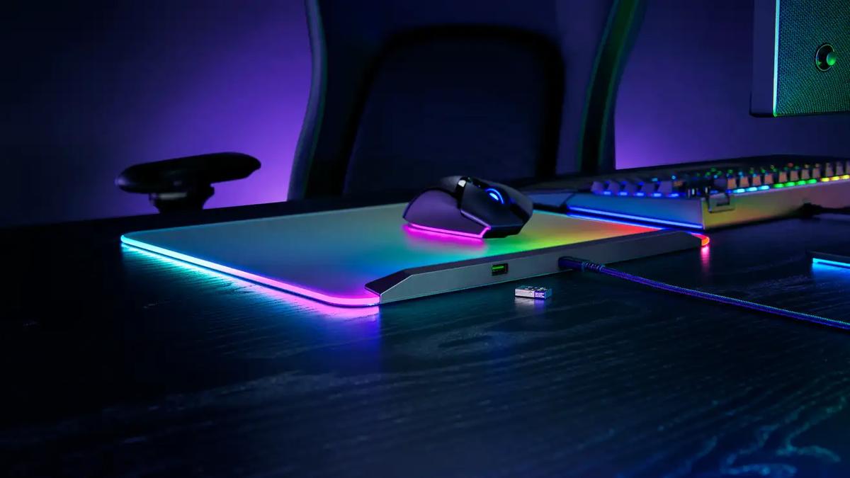 世界初、全面がビッキビキに光るゲーミングマウスパッド登場 