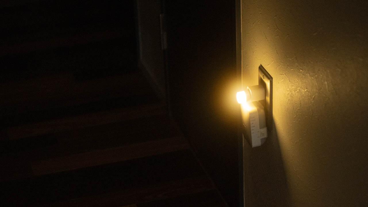 USBポートに挿せば光るダイソーのLEDライト。常夜灯や非常用に