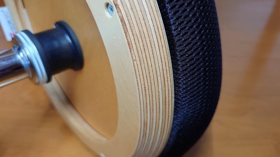 これは実質バランスボール。体幹トレーニングや座ったままの運動