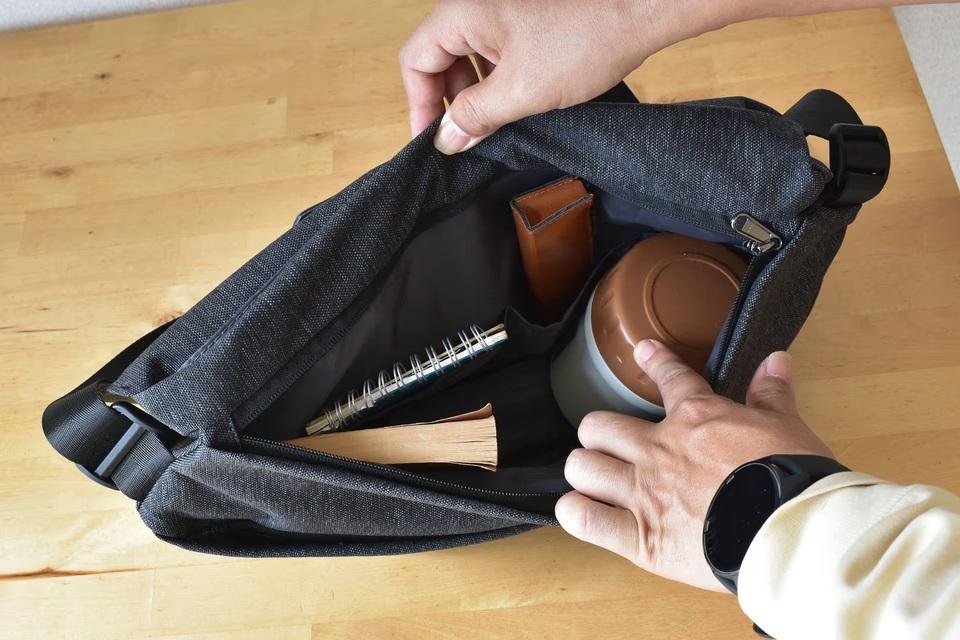 身軽な撮影にピッタリじゃない？ このスリングバッグ、容量拡張