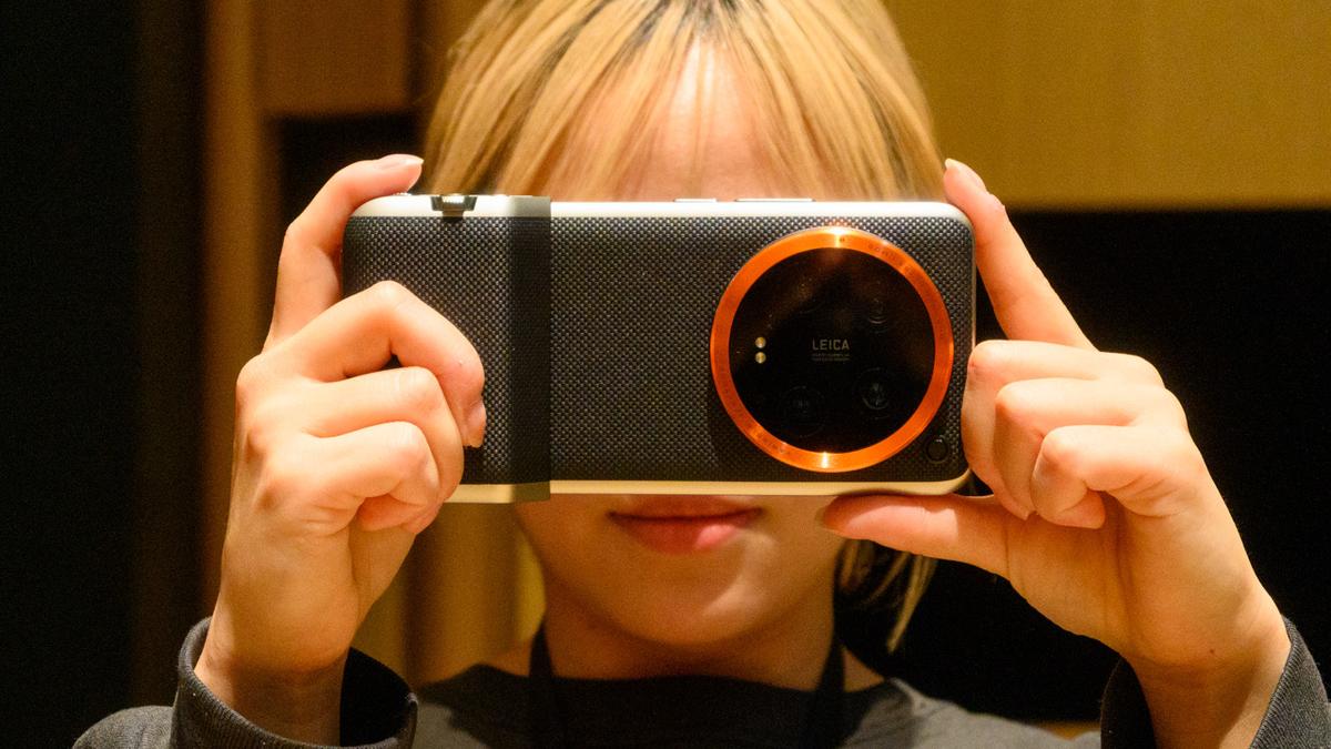ライカのレンズが4つ搭載。見た目も性能も“ほぼカメラ”なスマホ 