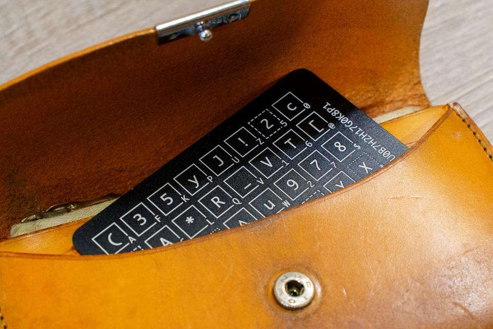 このカード、パスワード管理の救世主だった。アナログだからこそ忘れ