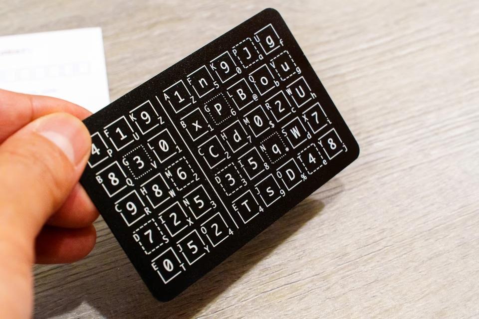 このカード、パスワード管理の救世主だった。アナログだからこそ忘れ