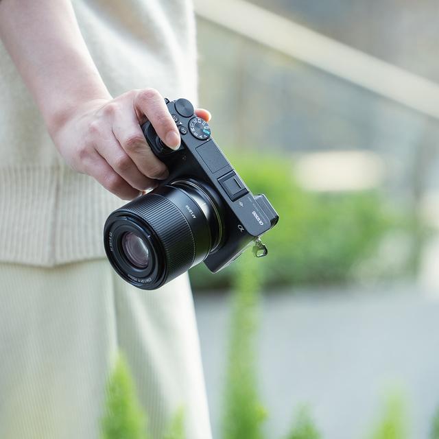 日本のAPS-Cには安くても明るいAFレンズ、あります | ギズモード・ジャパン
