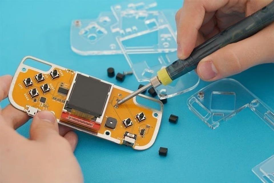 電子工作とプログラミングが楽しめる。レトロなゲーム機型の知育玩具