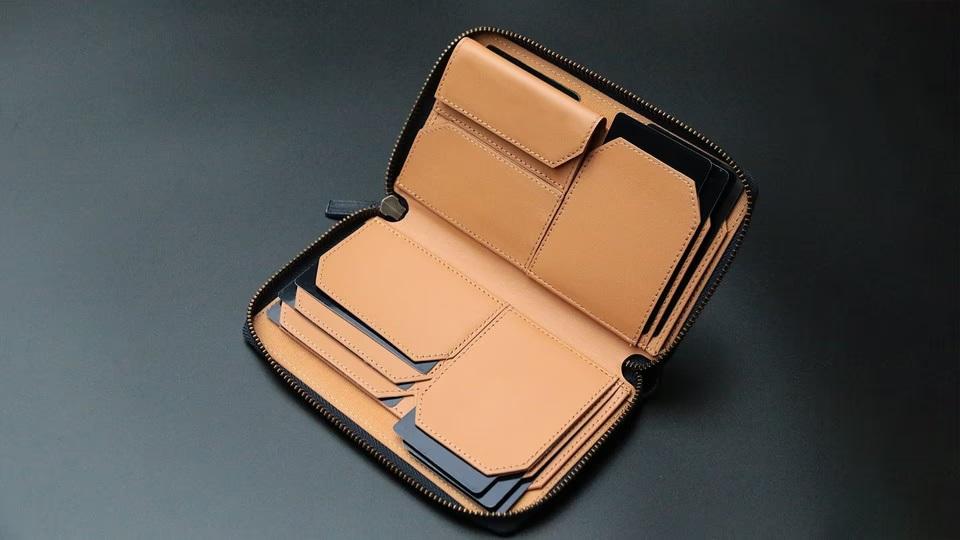 手帳…じゃないの!?スマホも格納できる “大人のための新感覚長財布