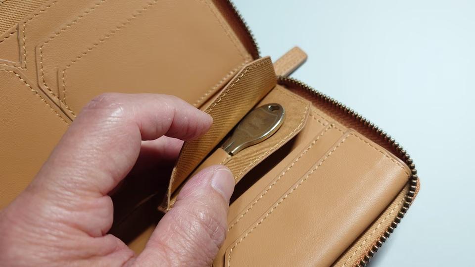 まだまだ現金は必要。スマホまで入るミディアム長財布って