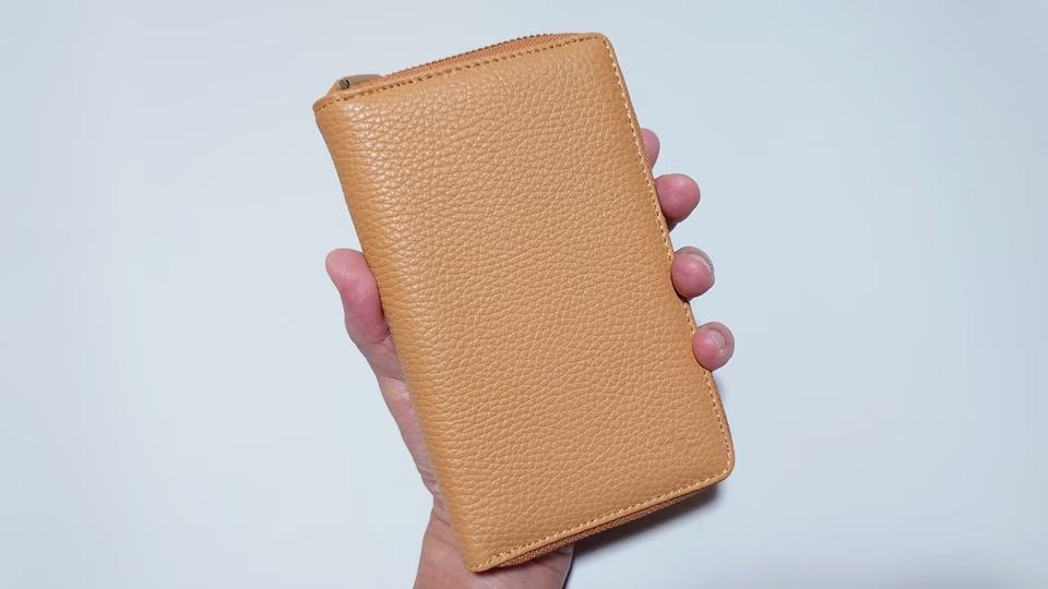 まだまだ現金は必要。スマホまで入るミディアム長財布って