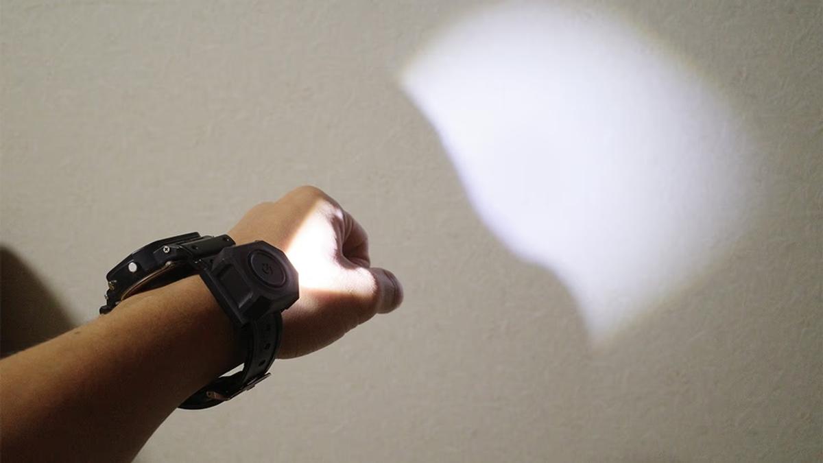 時計にも装着できる！ 500円玉サイズのLEDライトが、屋内外を問わず超 
