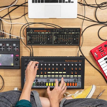 70sレトロ風に見せかけて…実は過激な音も得意なリズム音源