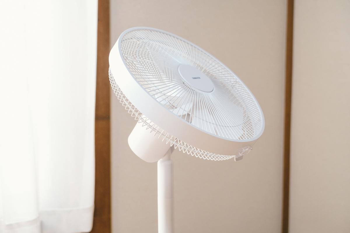 山善 YHX-FGD303 ヤマゼンの｢たためる扇風機｣なら、オフシーズンも邪魔にならない