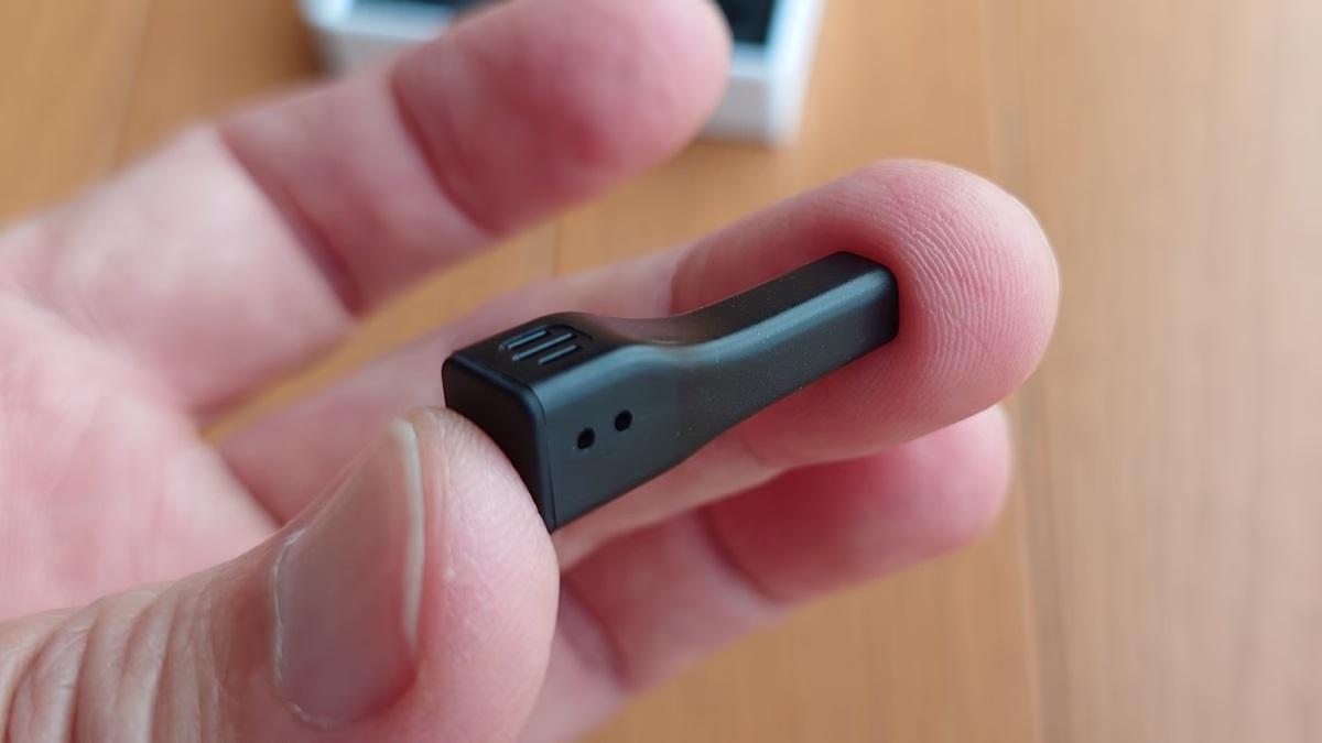 ほぼ柿の種サイズ。重さ約2gでも眼鏡の紛失を防いでくれる神