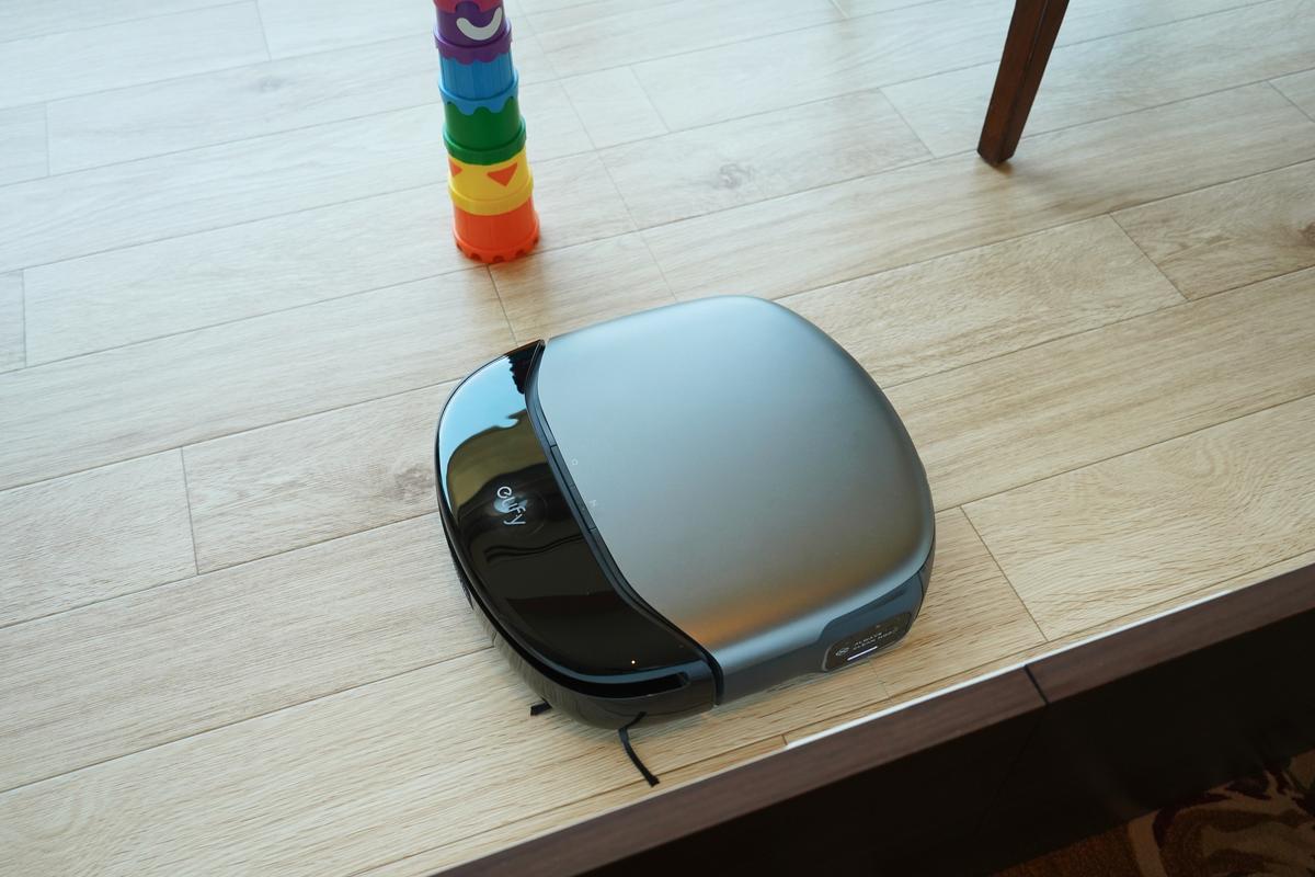 モップで床を拭きながら同時に洗浄。ヒトを超えたスキルがこのロボット 
