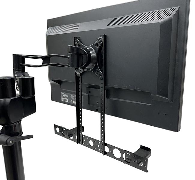 VESA穴活用事例の歴史に、スピーカースタンドが刻まれた | ギズモード