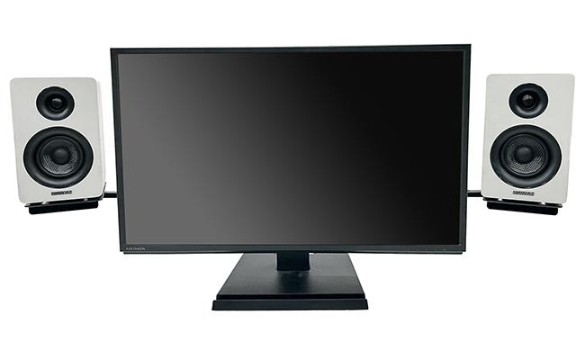 VESA穴活用事例の歴史に、スピーカースタンドが刻まれた | ギズモード