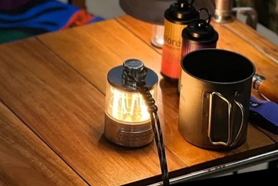 最大連続使用時間15時間のLED小型ランタンは、使い勝手抜群の