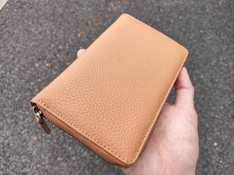 機能的な収納と高いファッション性。新感覚のミディアム長財布