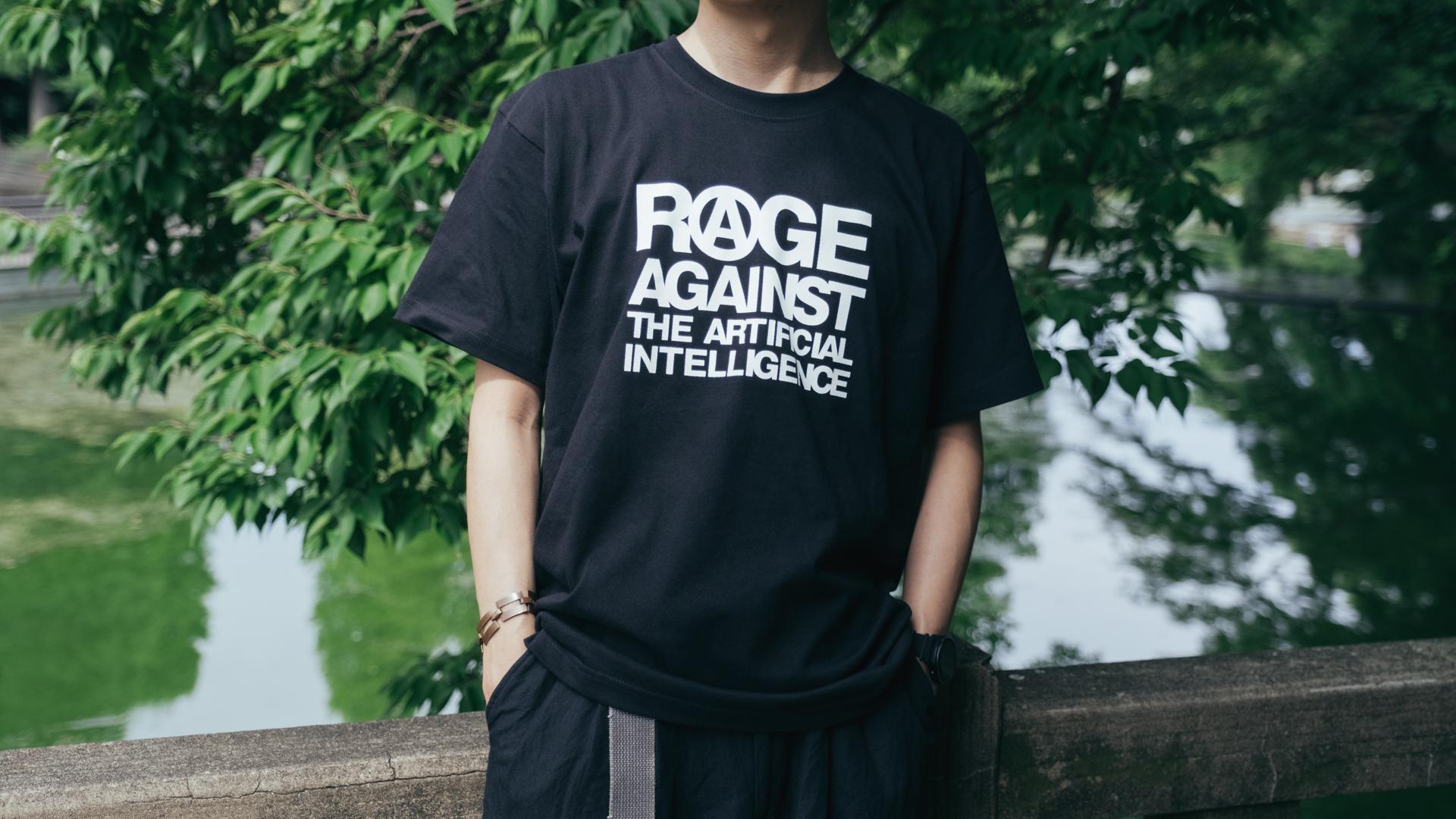 この時期のインナーに。個性的なメッセージのTシャツをしのばせて