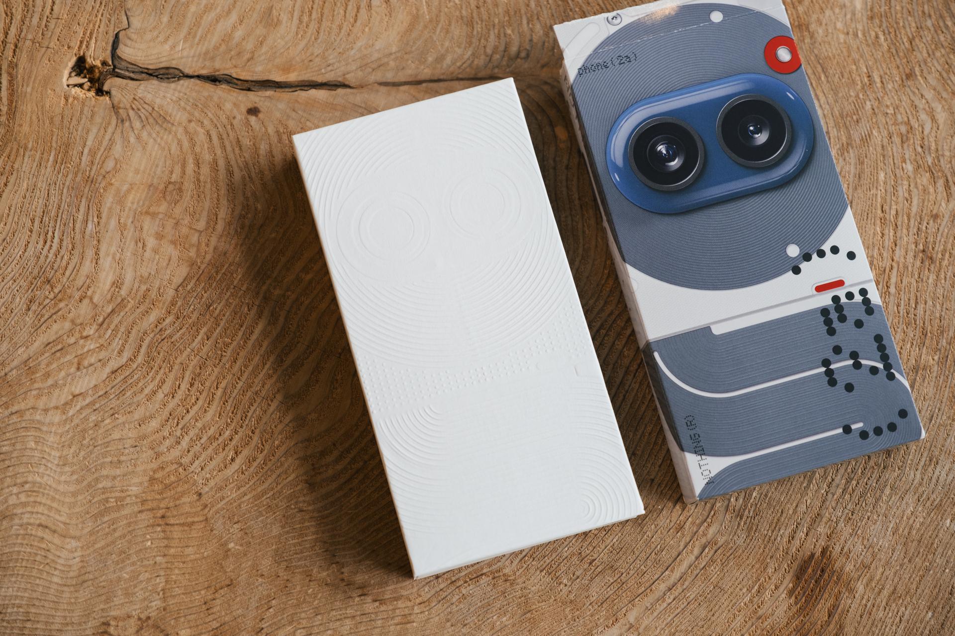 ガンダムっぽい色の｢Nothing Phone(2a)｣とてもクールで魅力的