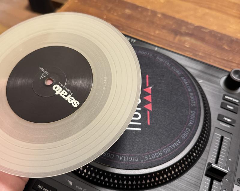 アナログライクにプラッターが回る。DJスクラッチの入門機として◎な