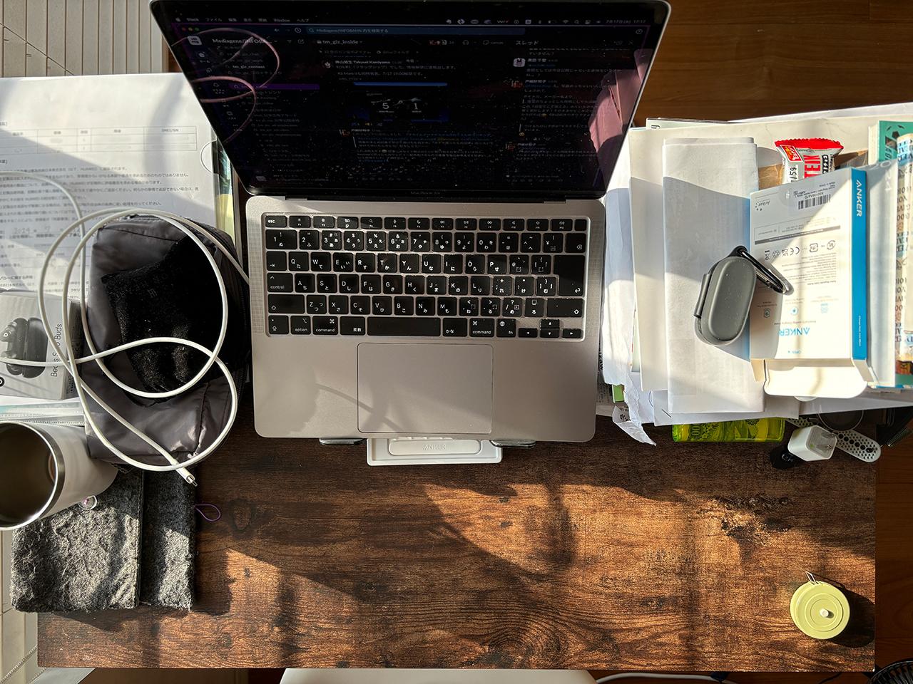 狭小デスクの救世主になるか!? PCとモニターを浮かせてスペースを確保