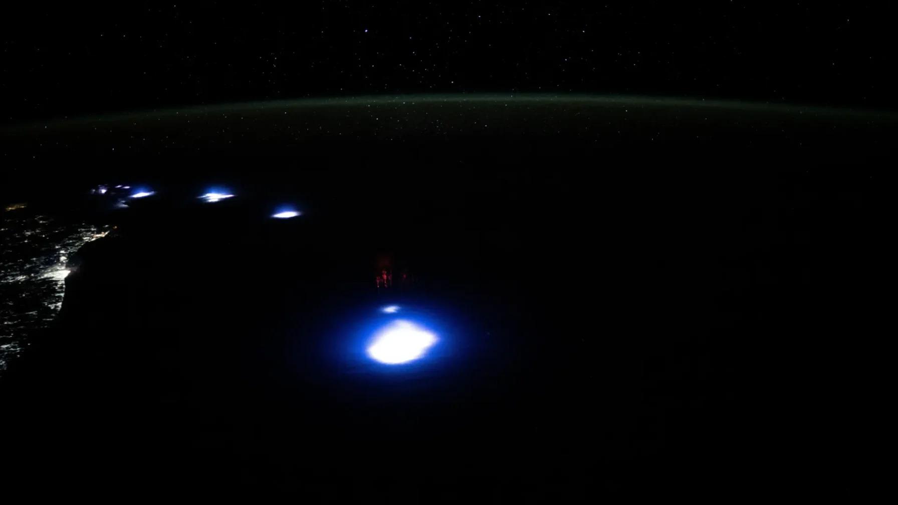 宇宙から撮影された謎の光の正体…UFOではなく｢レッドスプライト