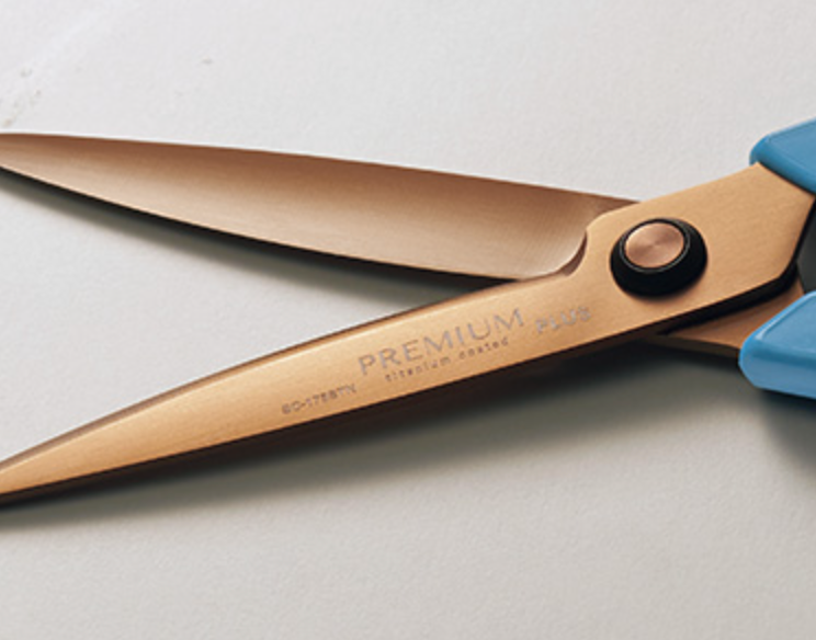 硬い段ボールとベタつくテープ、この「チタン刃」ハサミで制圧だ