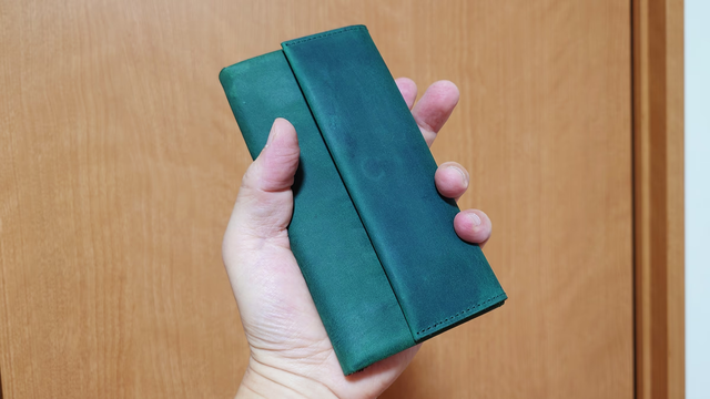 長財布でもサイズはスマホ級。これ、紙幣を折らずに収納したい