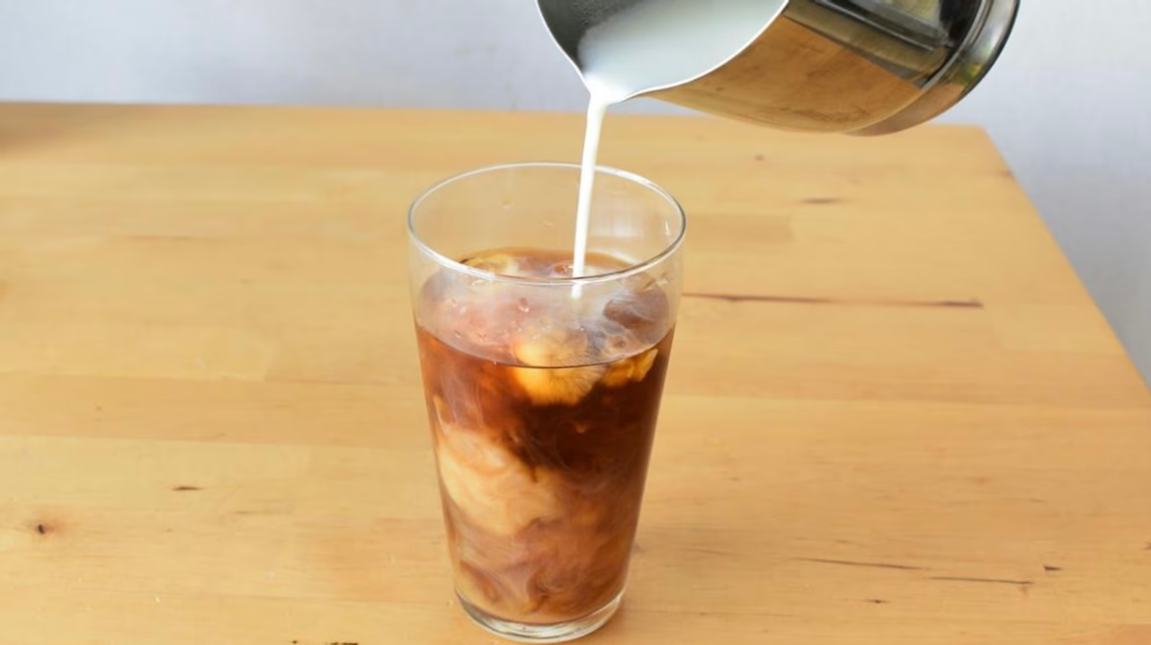 油彩画　アイスカフェラテ 美味すぎる!!】自宅で作る究極のアイスラテの作り方 | Coffee